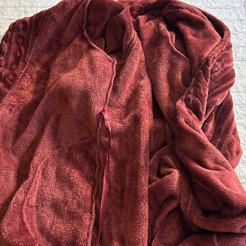 LIZ CLAIBORNE TEXTURED BURGUNDY COLOR ROBE WITH POCKETS AND BELT WOMEN’S SIZE S - Picture 7 of 7